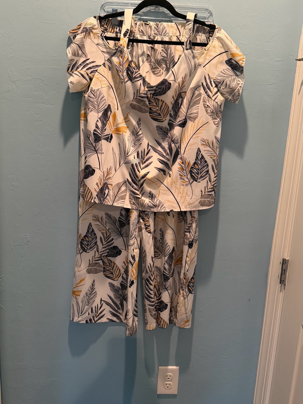 Woman's 2 piece o Leaf-Print Set in White, black and Yellow